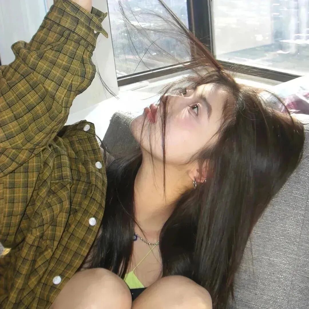气质侧脸女生头像