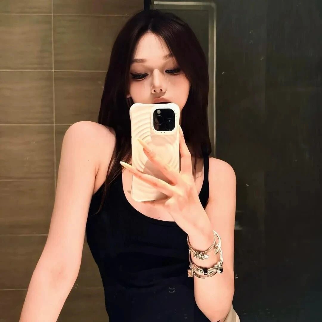 自拍手机气质女生头像