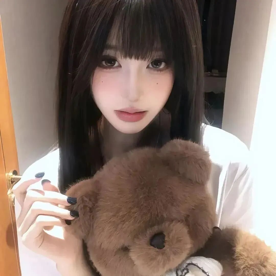 抱着小熊纯欲女生头像