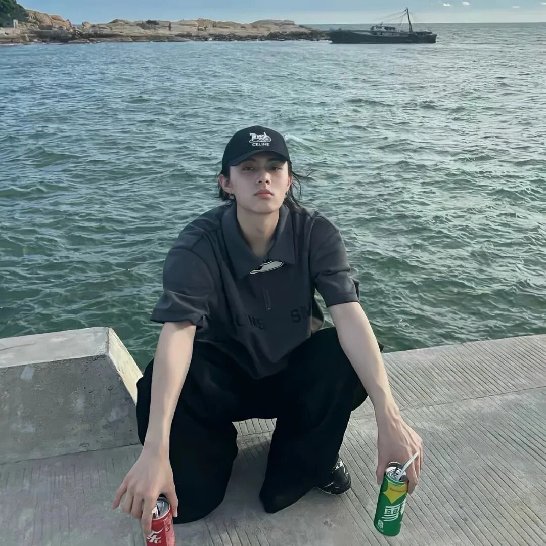 海边小众男生头像