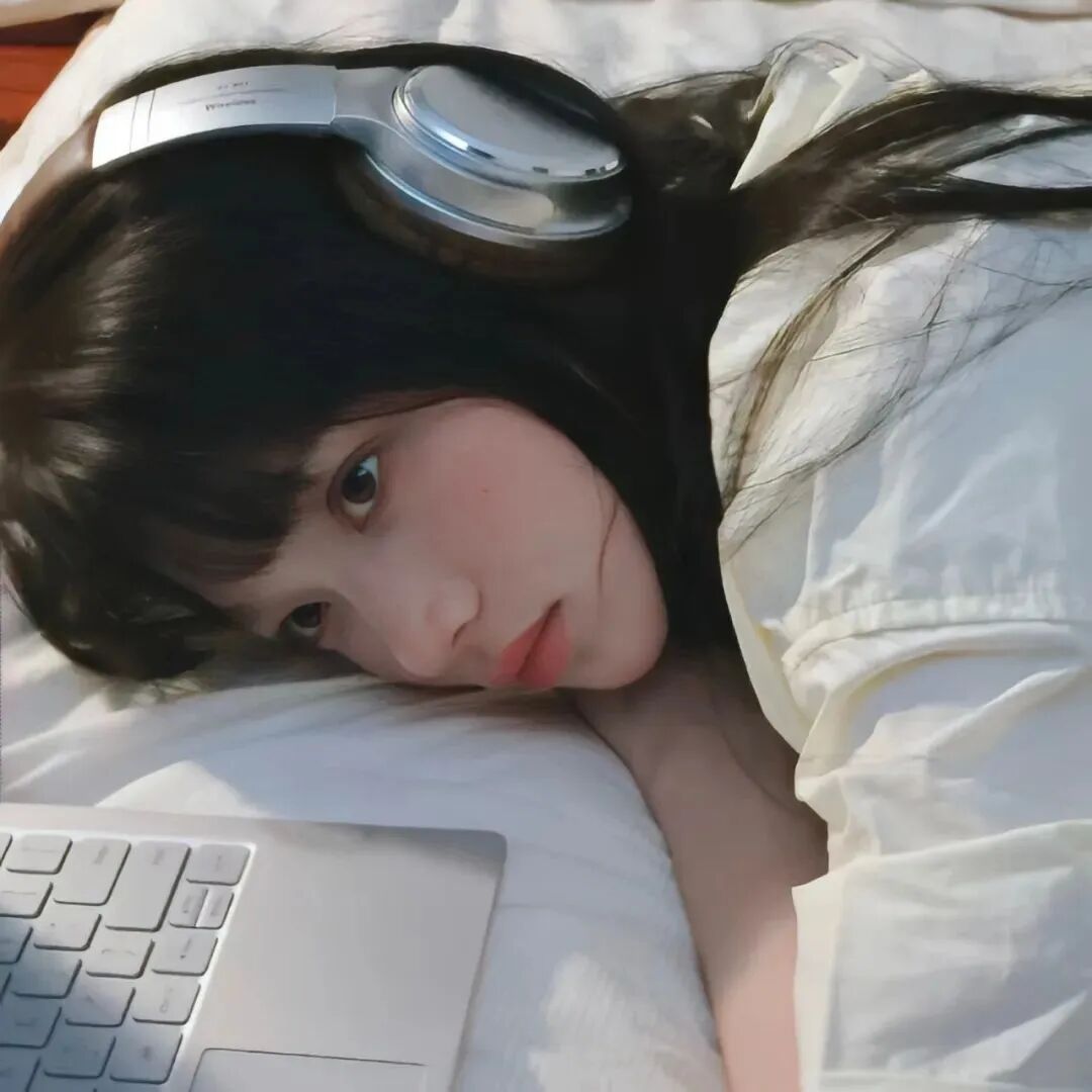 戴耳机小众女生头像