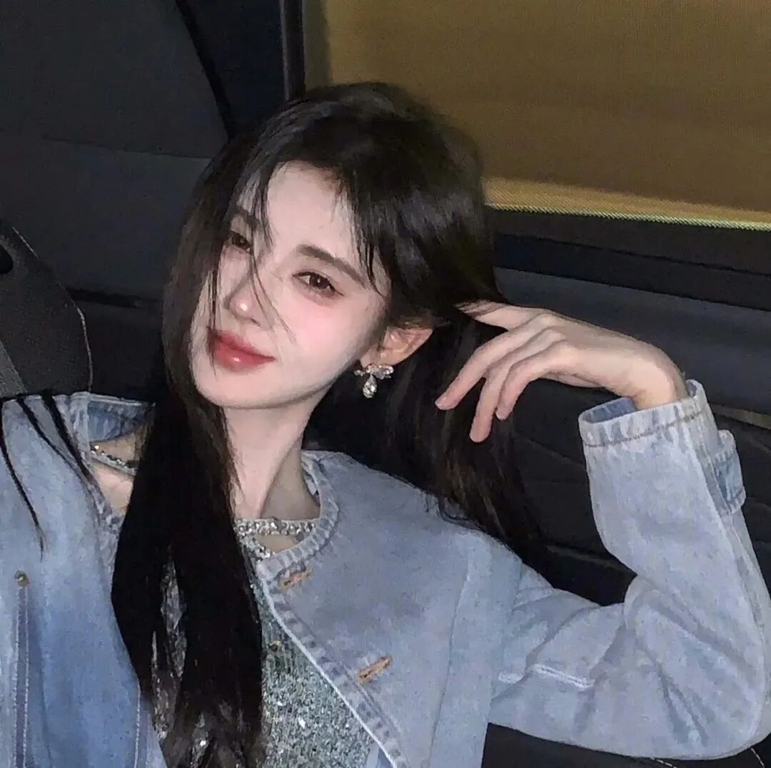 鞠婧祎爱豆车内女生头像