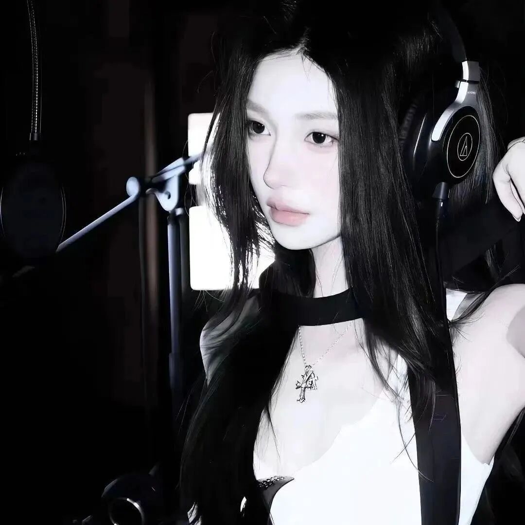 戴耳机清冷女生头像