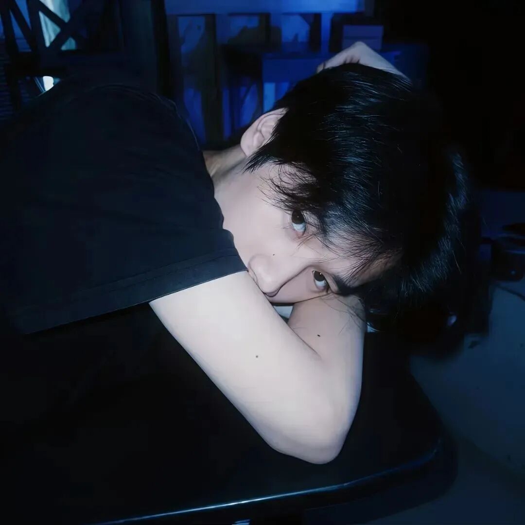 趴着小众男生头像