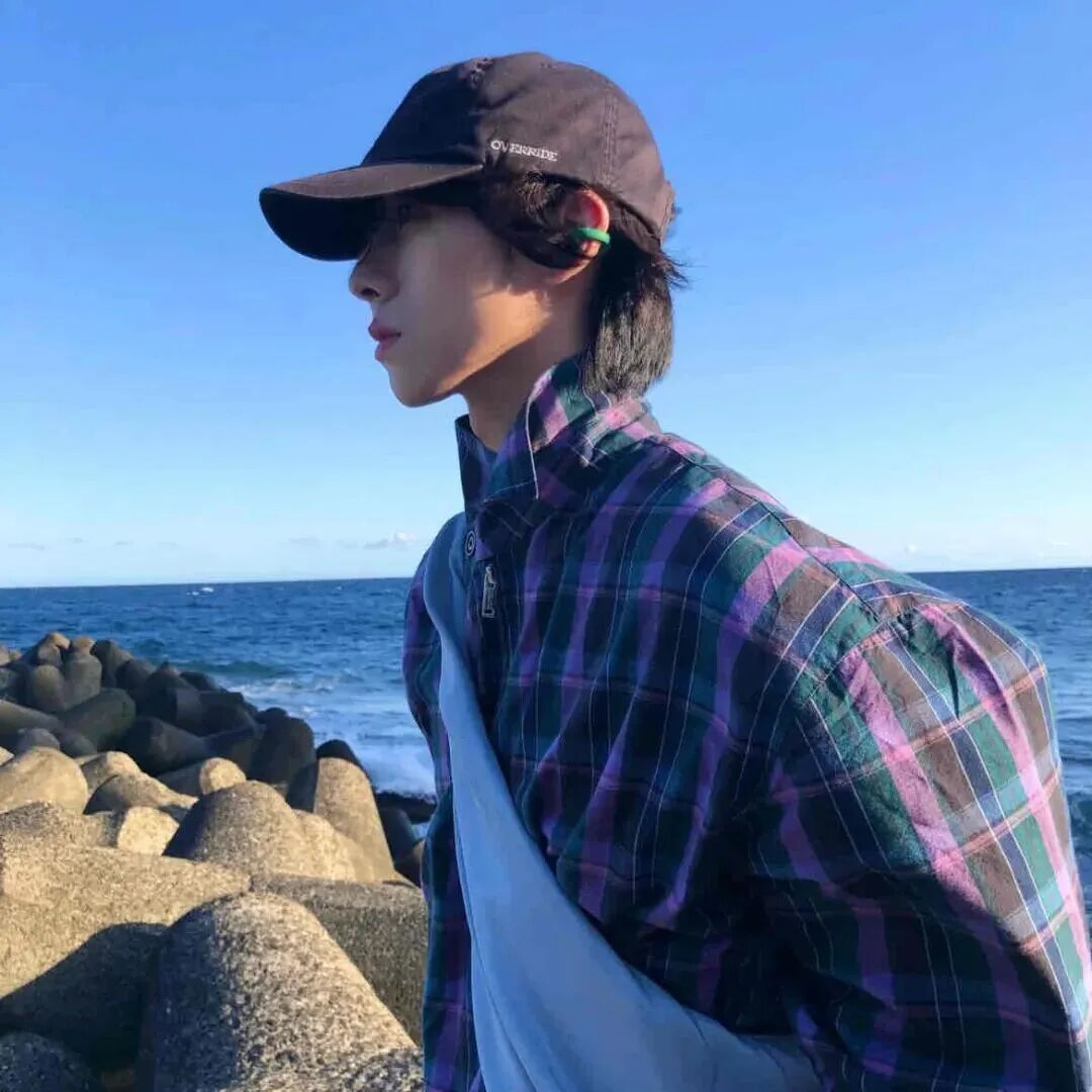 海边小众侧脸男生头像