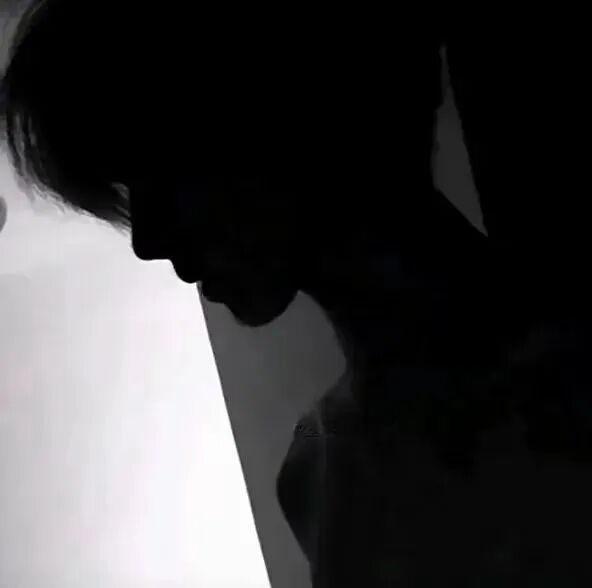黑白侧脸男生头像