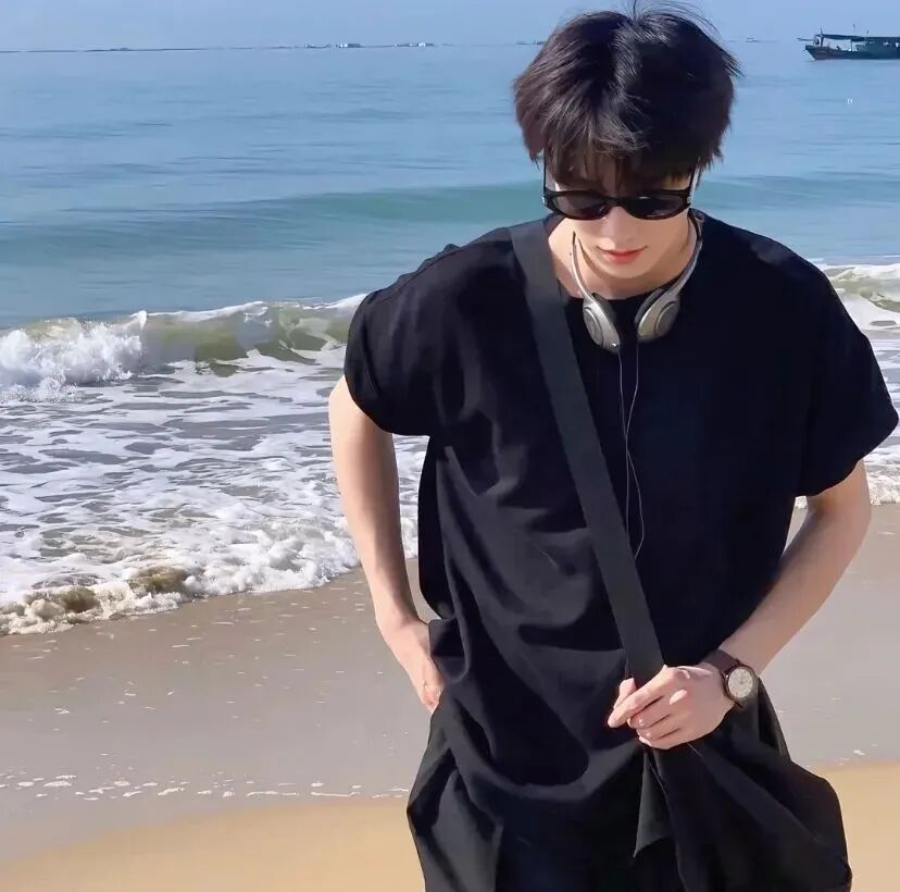 海边墨镜痞帅男生头像