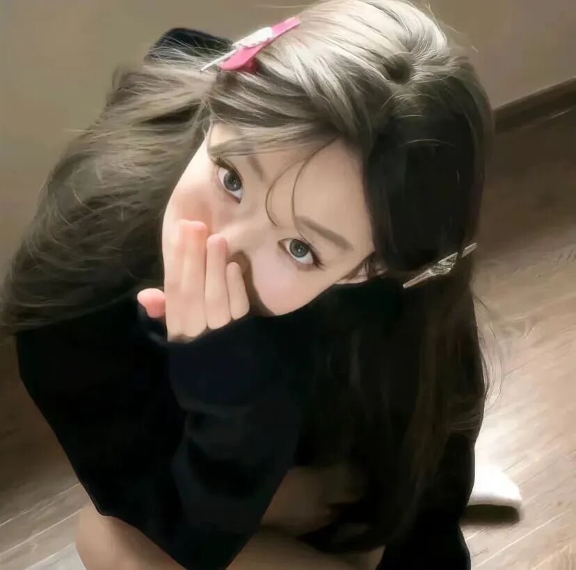 捂嘴甜妹女生头像