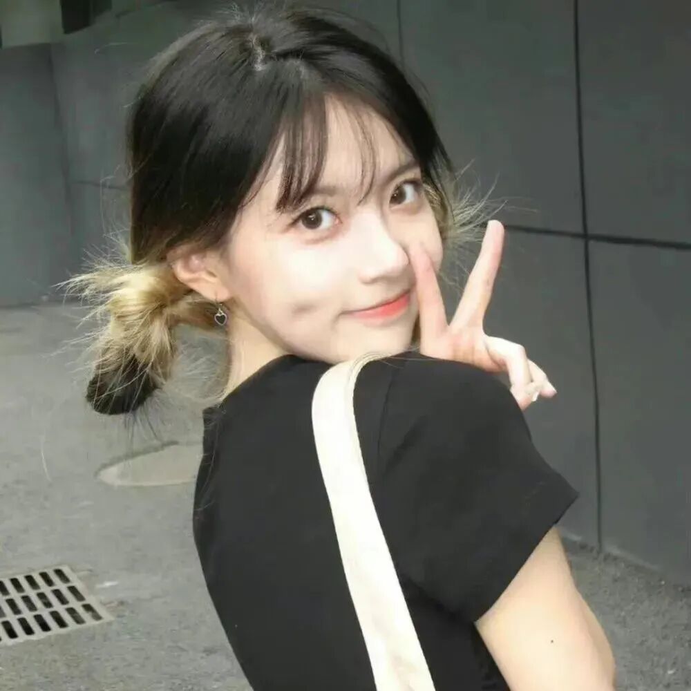 剪刀手温柔女生头像
