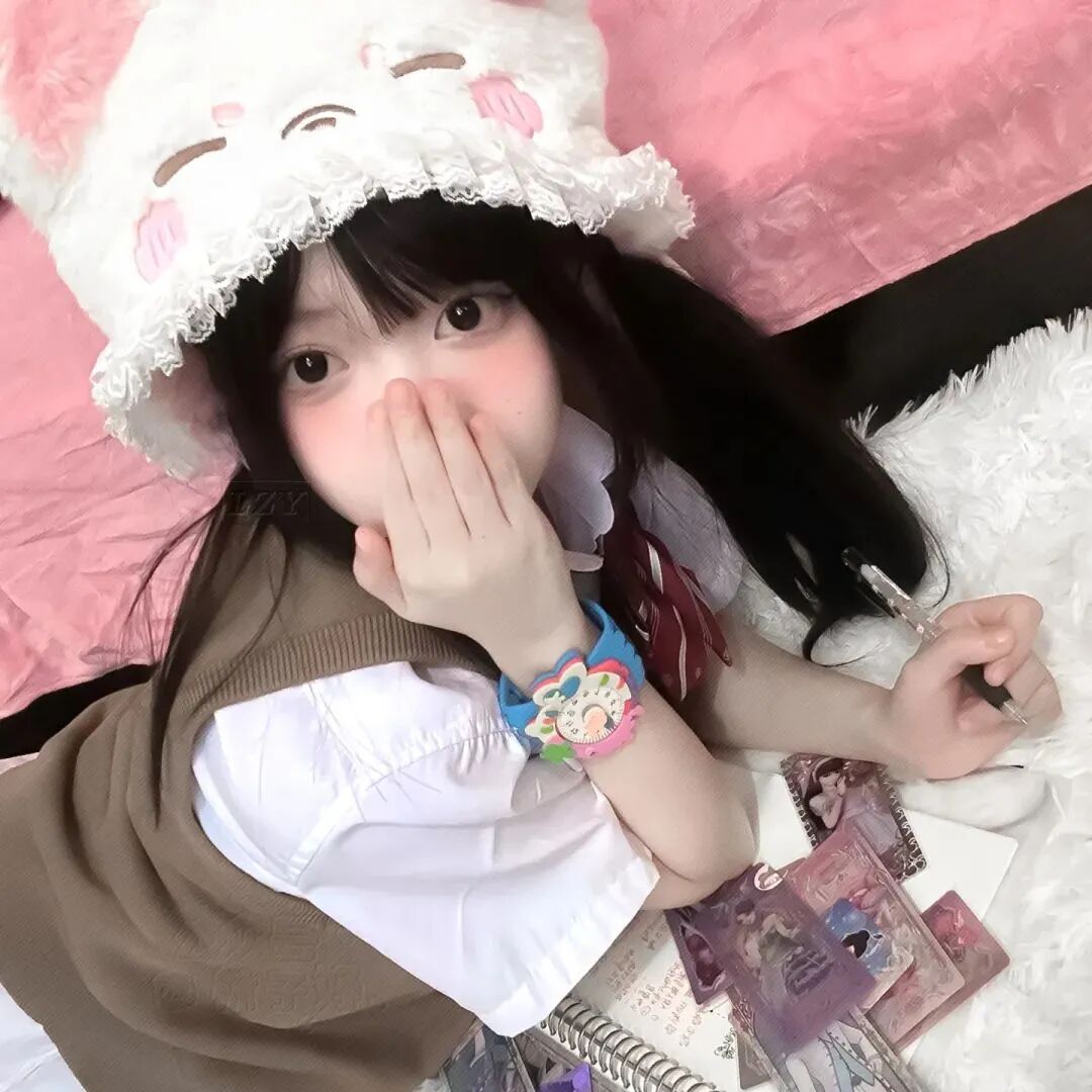 捂嘴少萝女生头像