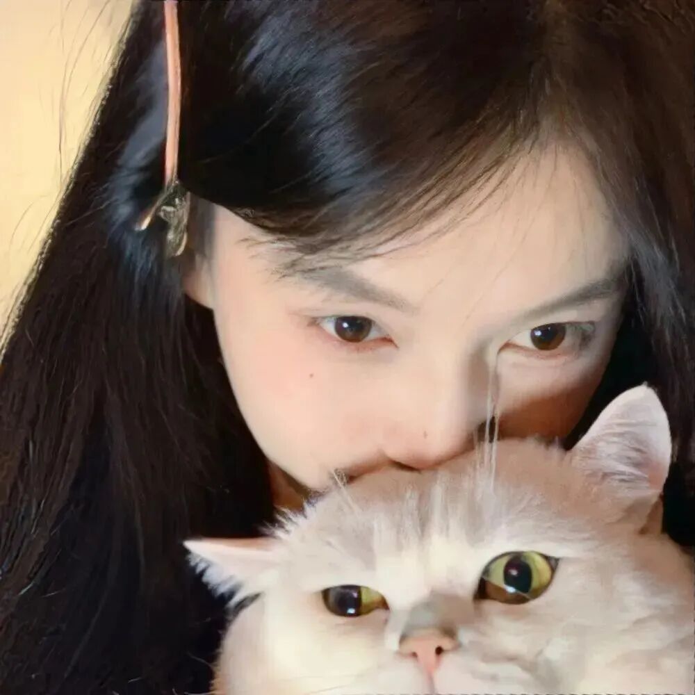 抱着猫咪甜妹女生头像