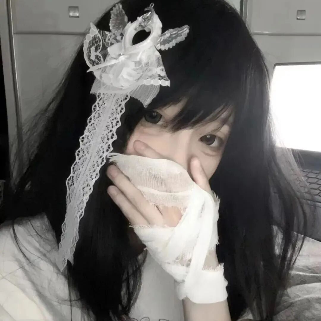 捂嘴纯欲女生头像