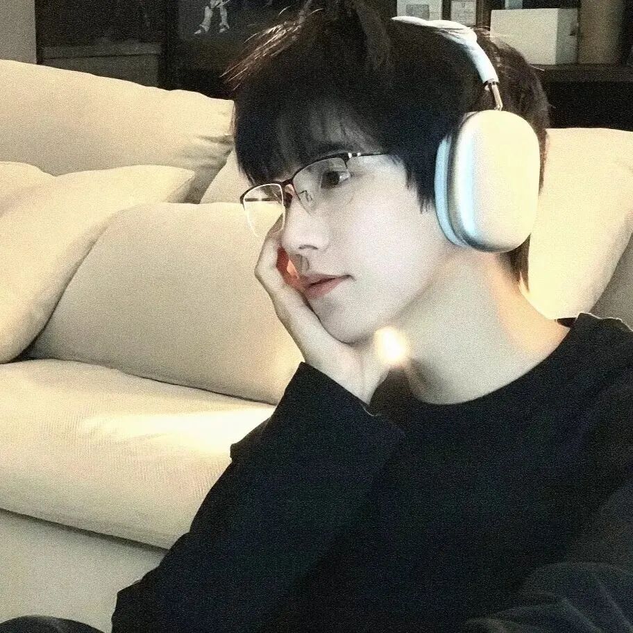 戴耳机帅气侧脸男生头像