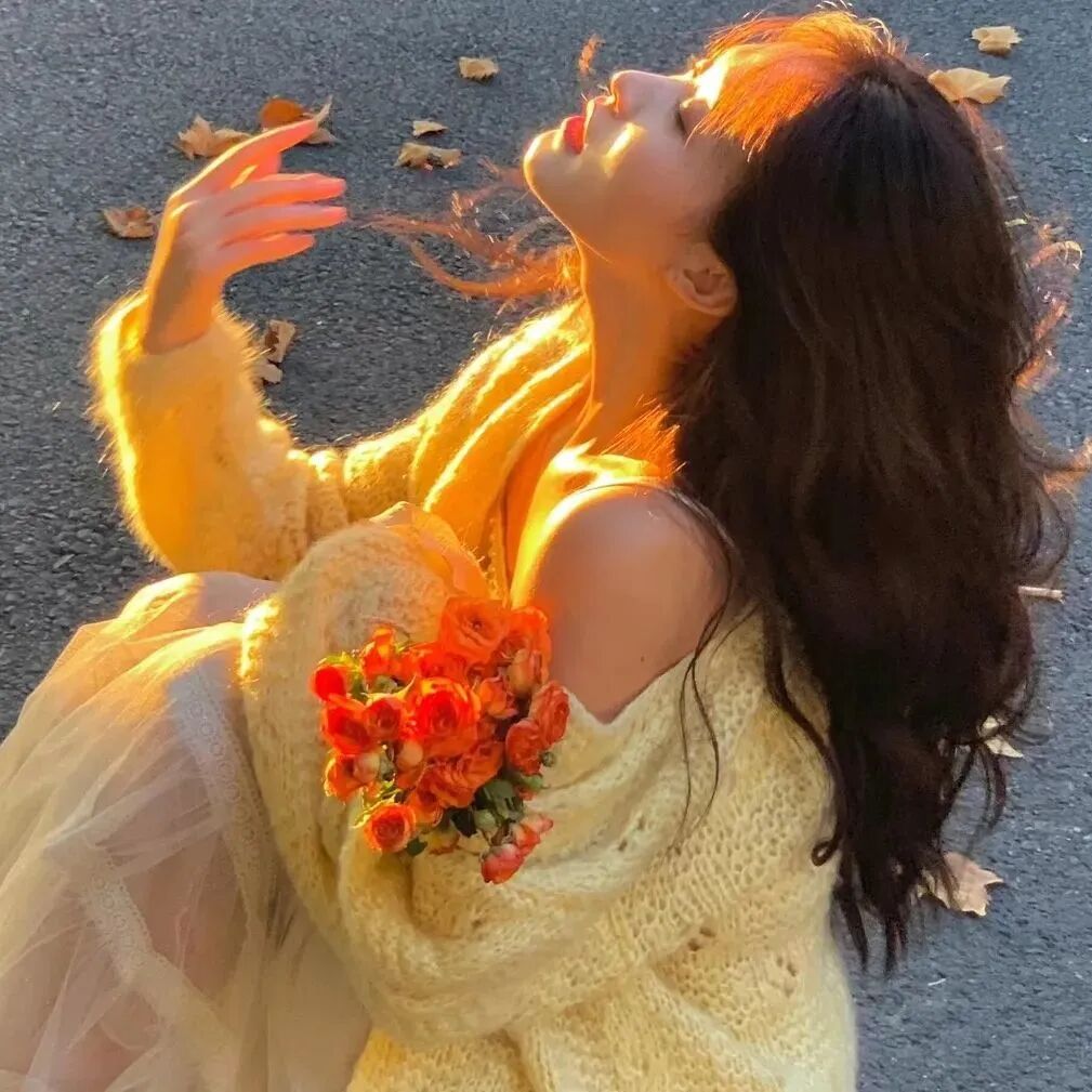 侧脸鲜花氛围感女生头像