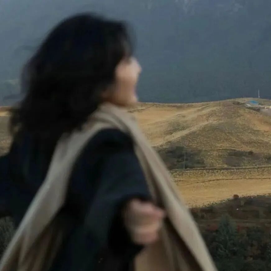 高山氛围感侧脸女生头像