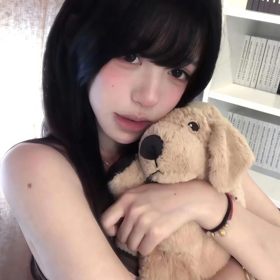 抱着玩偶少萝女生头像