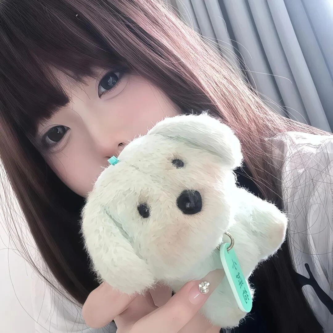 抱着玩偶少萝女生头像
