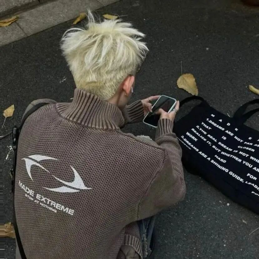 个性背影不露脸男生头像