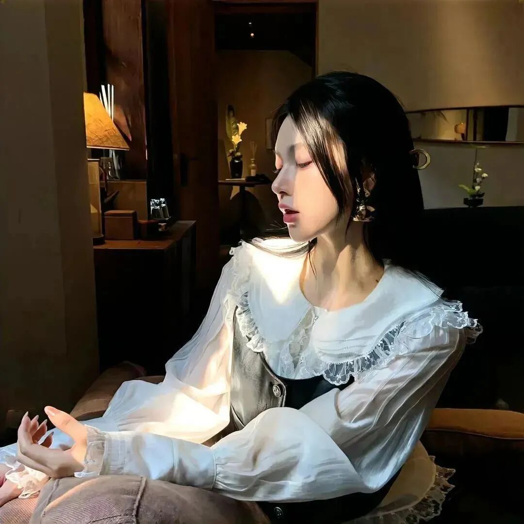 光感侧脸女生头像