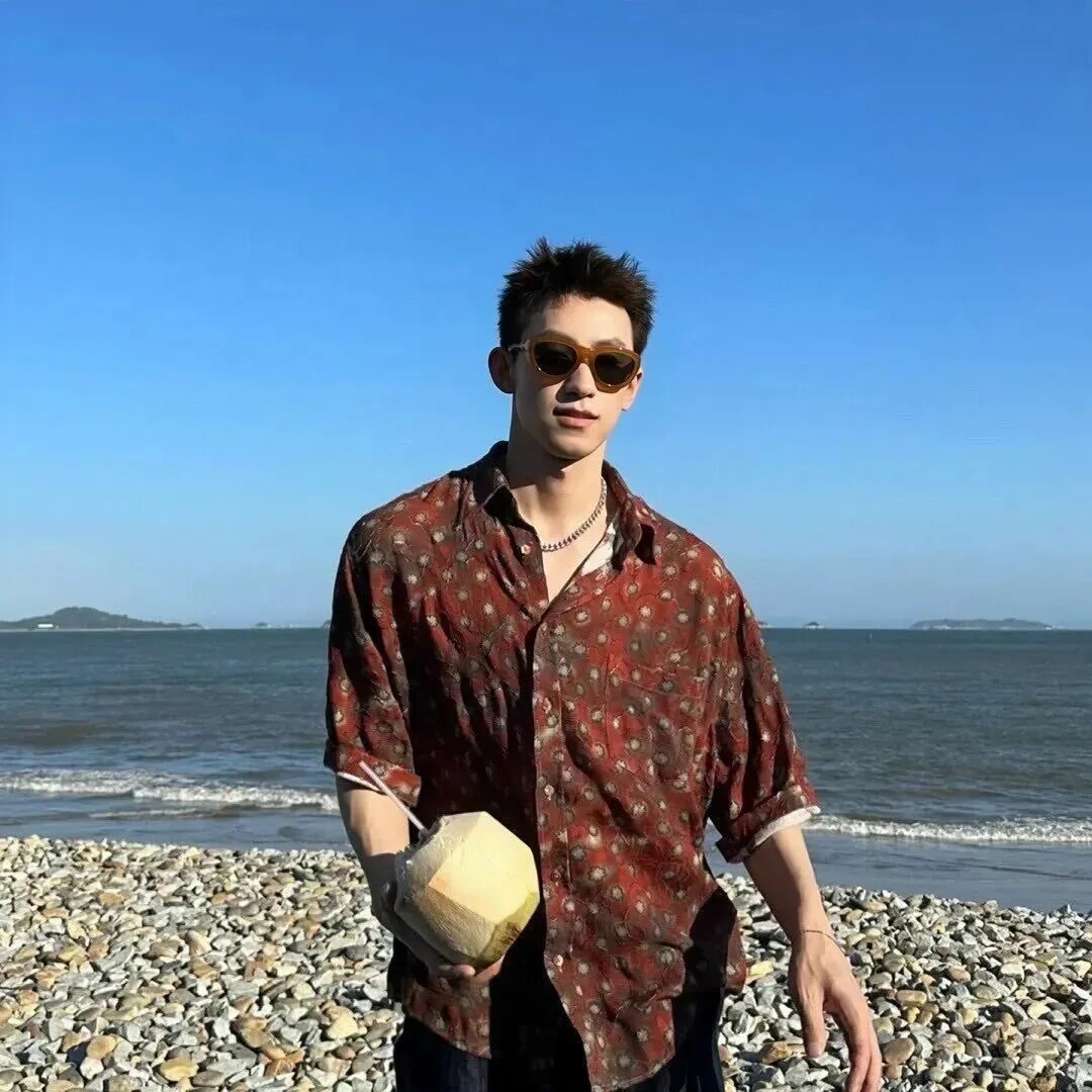 海边个性墨镜男生头像