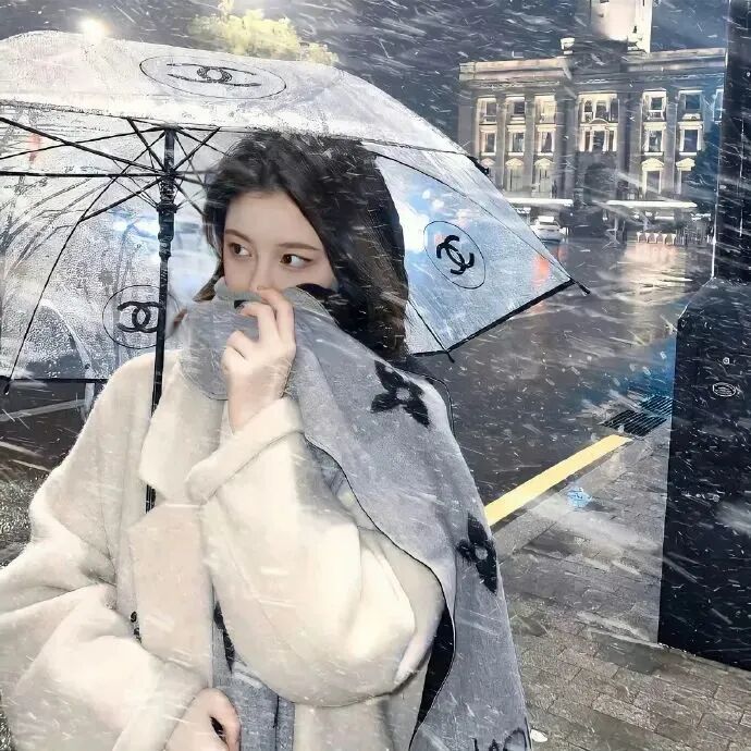 冬天撑伞氛围感女生头像