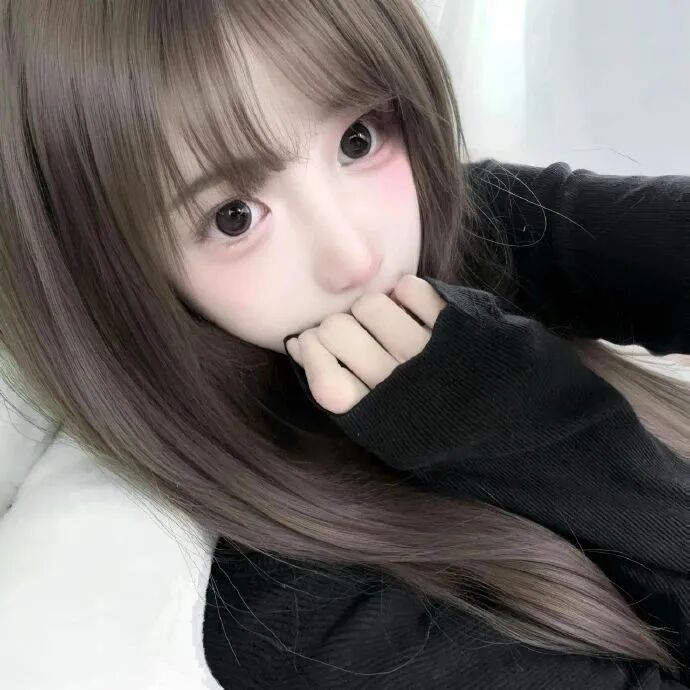 捂嘴纯欲女生头像