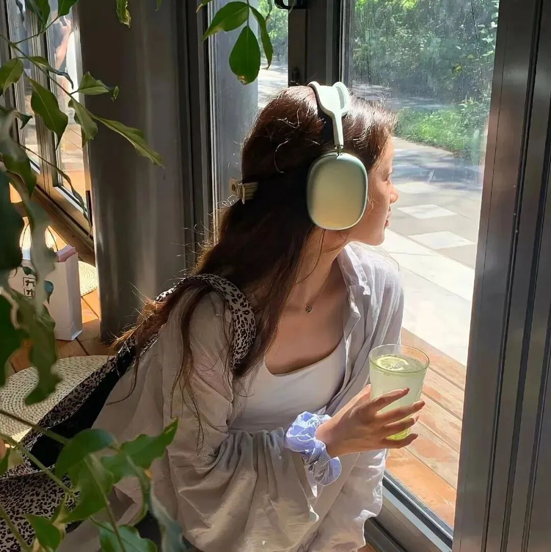 戴耳机氛围感侧脸女生头像