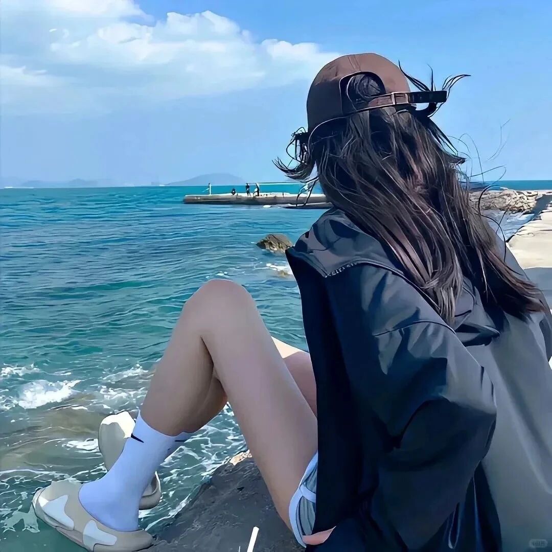 海边自由感背影不露脸女生头像