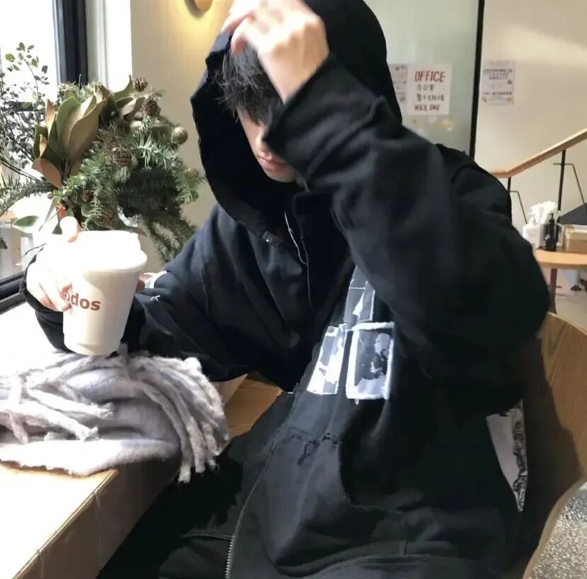 喝咖啡小众男生头像