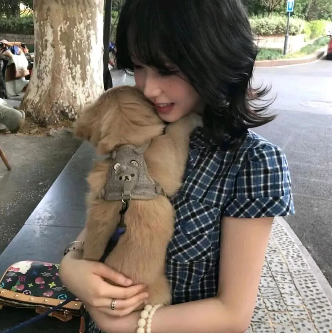 抱着猫咪甜妹女生头像
