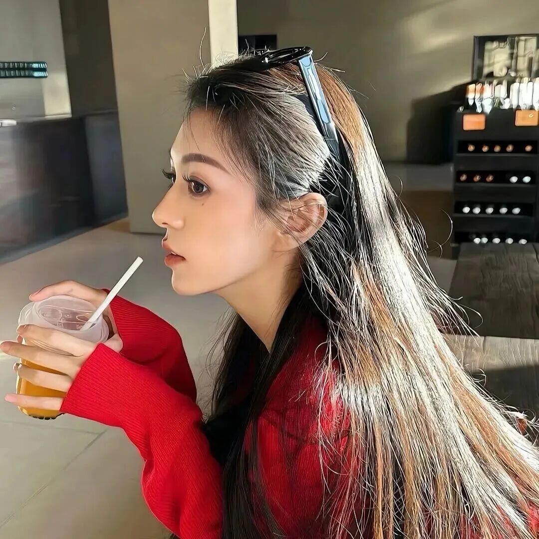 喝咖啡新年气质侧脸女生头像