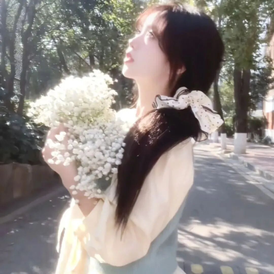 鲜花温柔侧脸女生头像