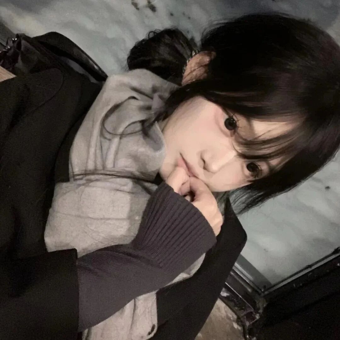 围巾甜妹女生头像