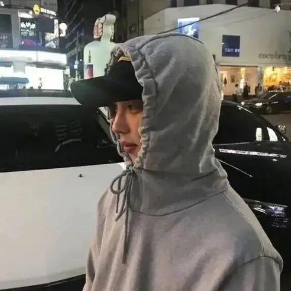 休闲帽痞帅侧脸男生头像