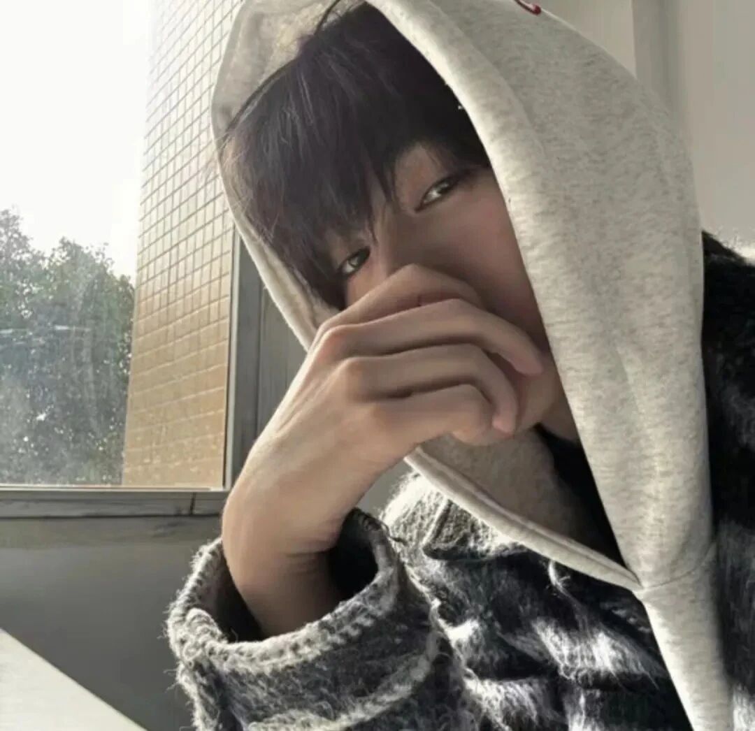 休闲捂嘴小众男生头像