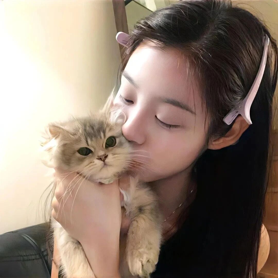 抱着猫咪甜妹女生头像