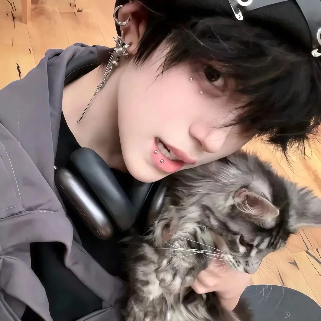 抱着猫咪个性男生头像