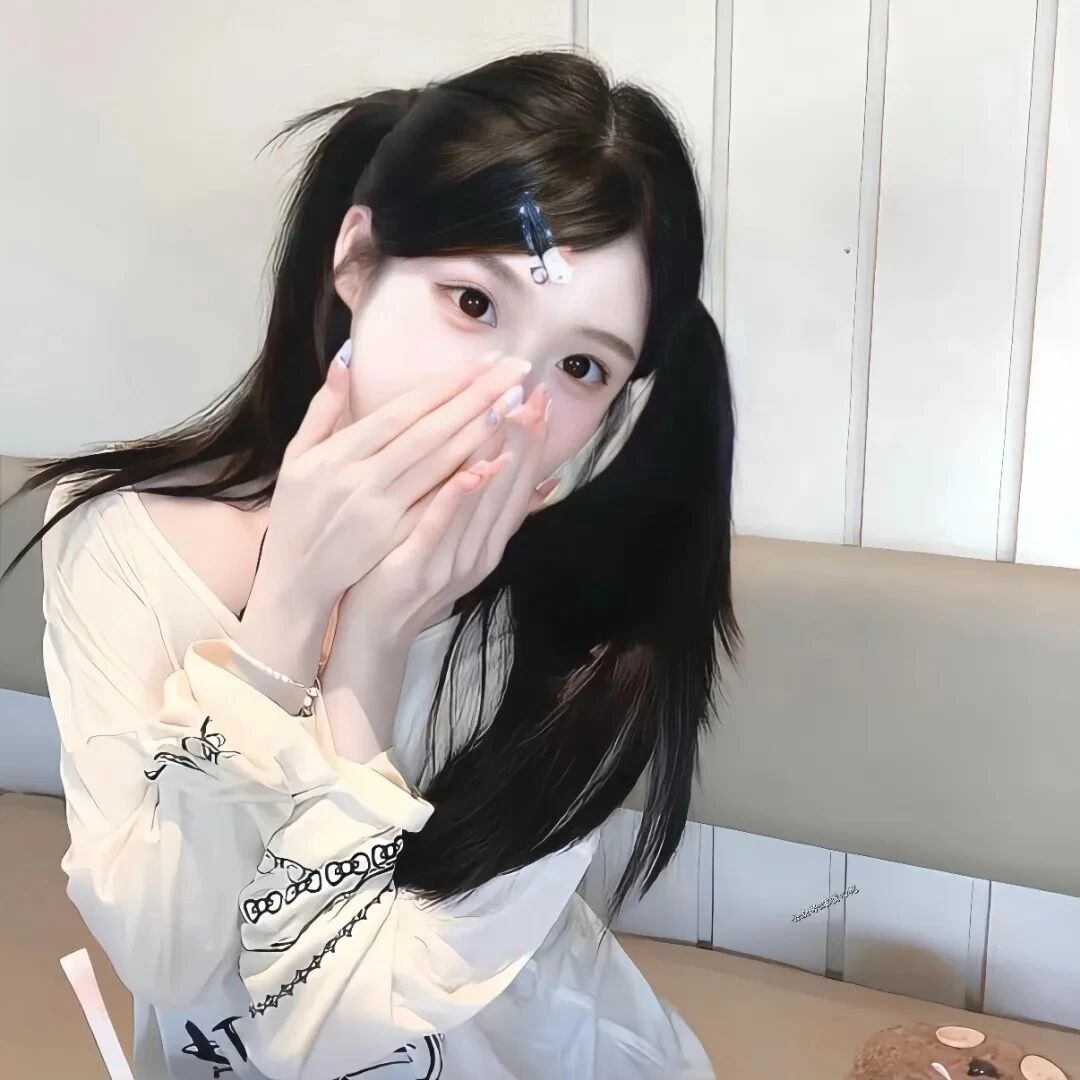 捂嘴纯欲女生头像