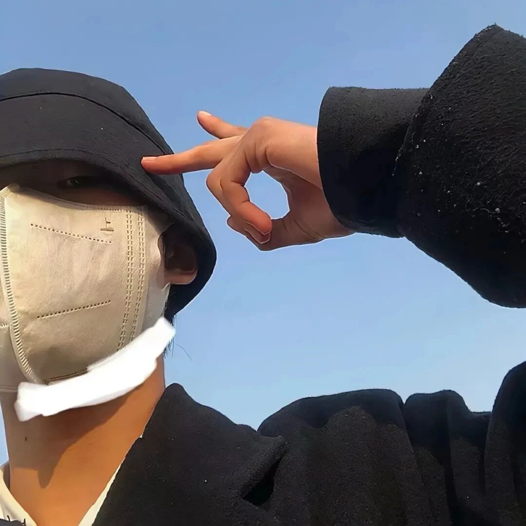 剪刀手小众不露脸男生头像
