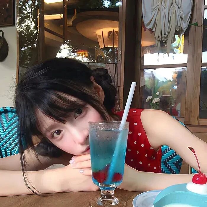 喝饮料甜妹女生头像