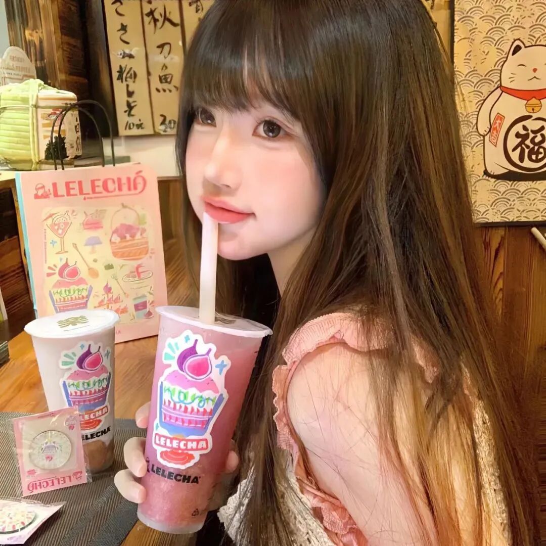 喝饮料甜妹女生头像