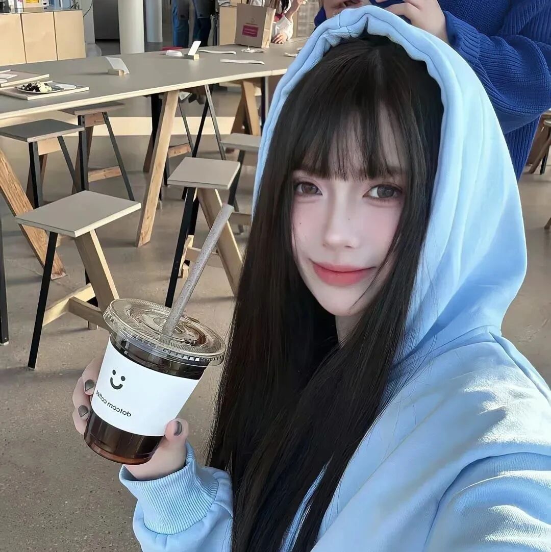 喝咖啡小众女生头像