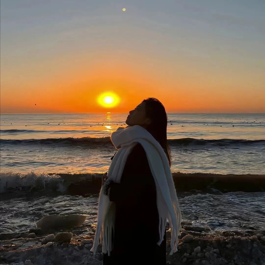 氛围感海边日落不露脸女生头像