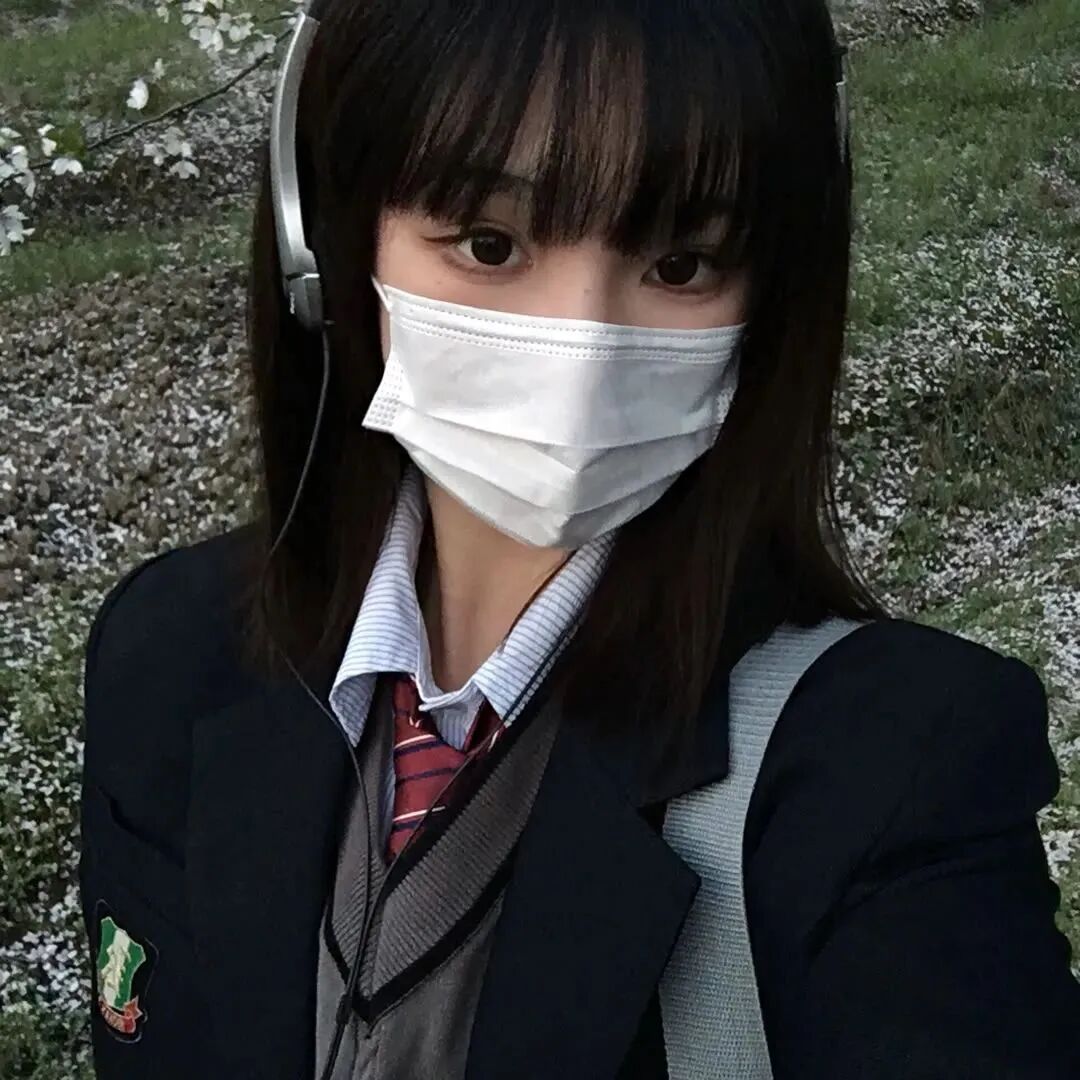 学院风戴耳机不露脸女生头像