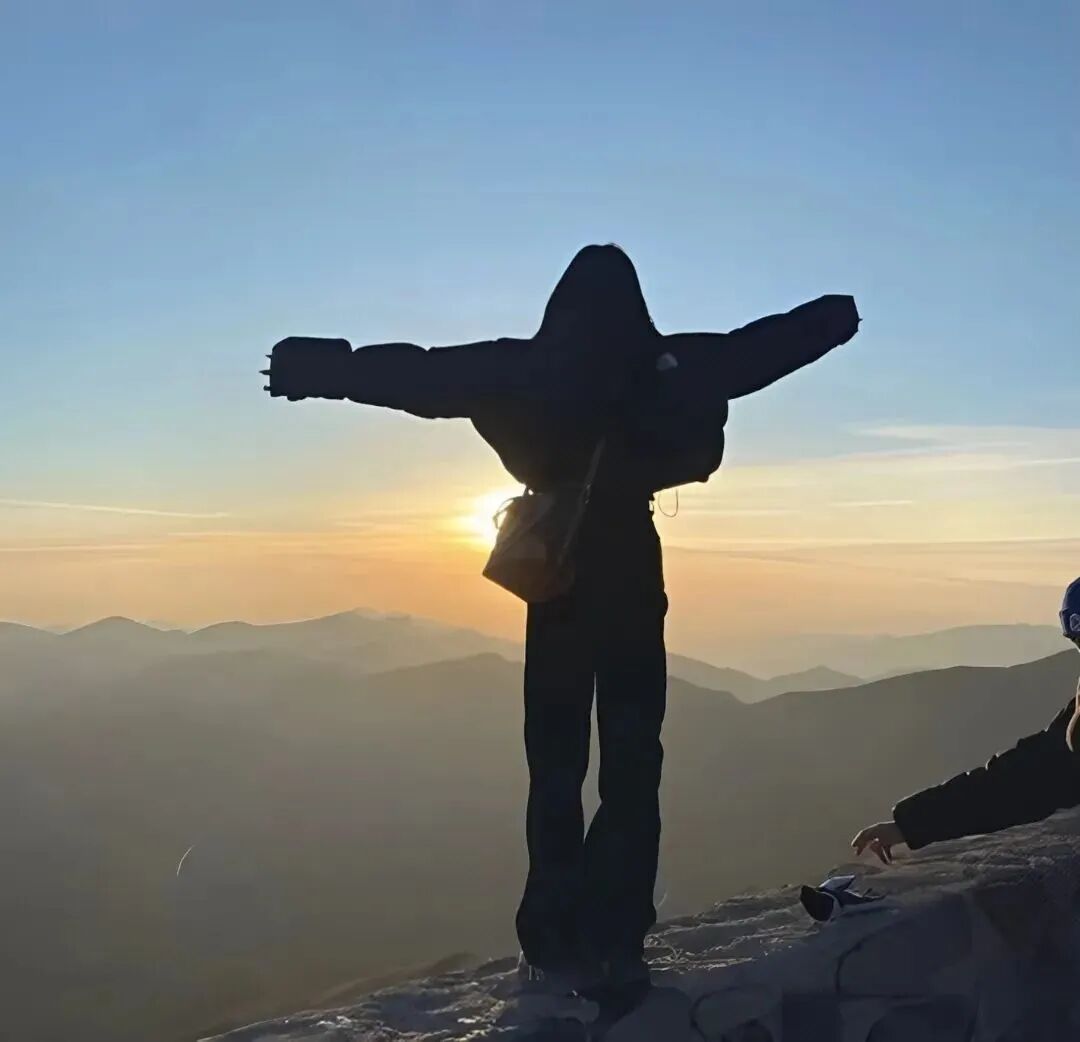 氛围感自由高山不露脸女生头像