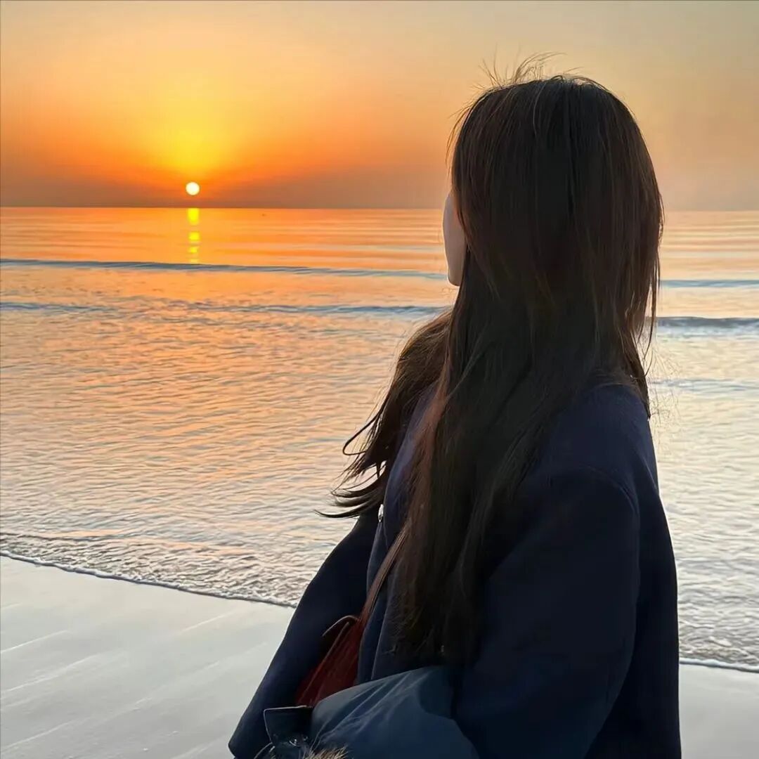 氛围感海边日落不露脸女生头像
