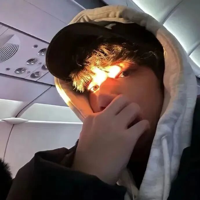 光感帅气男生头像