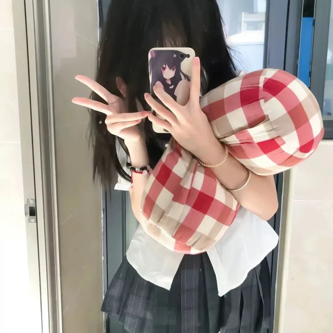 剪刀手自拍手机不露脸小众女生头像