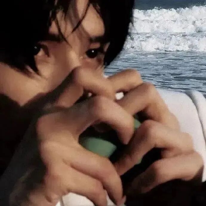 手势海边氛围感男生头像