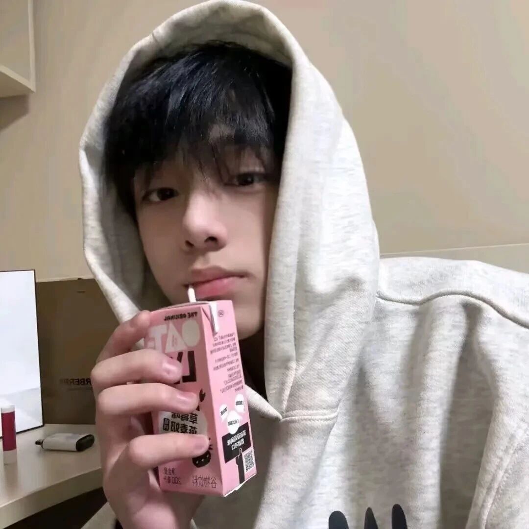 喝饮料小众男生头像